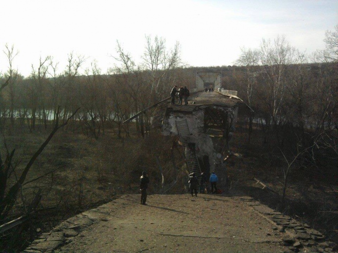 А еще пропасть - два моста через Северский Донец, который течет между Луганском и станицей, разрушены