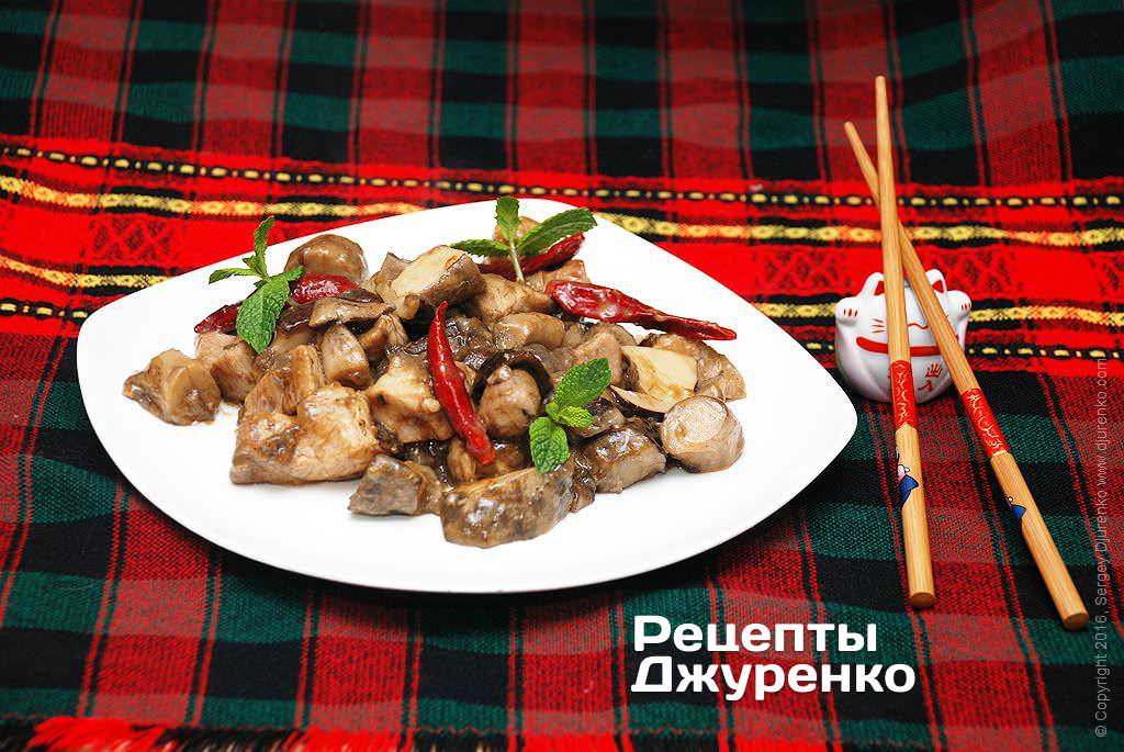 Мясо с грибами - жареное свиное мясо со специями и тушеное со свежими лесными грибами, отличная сезонная грибная блюдо   Осень - грибная пора
