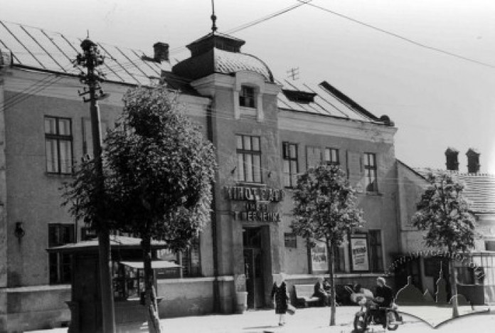 Один из популярных «районных» кинотеатров 1950-х годов - им